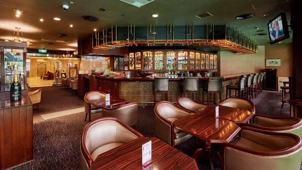 The Howard Plaza Hotel Taipei Restaurante foto The bar at the Singapore Airlines lounge at Changi Airport