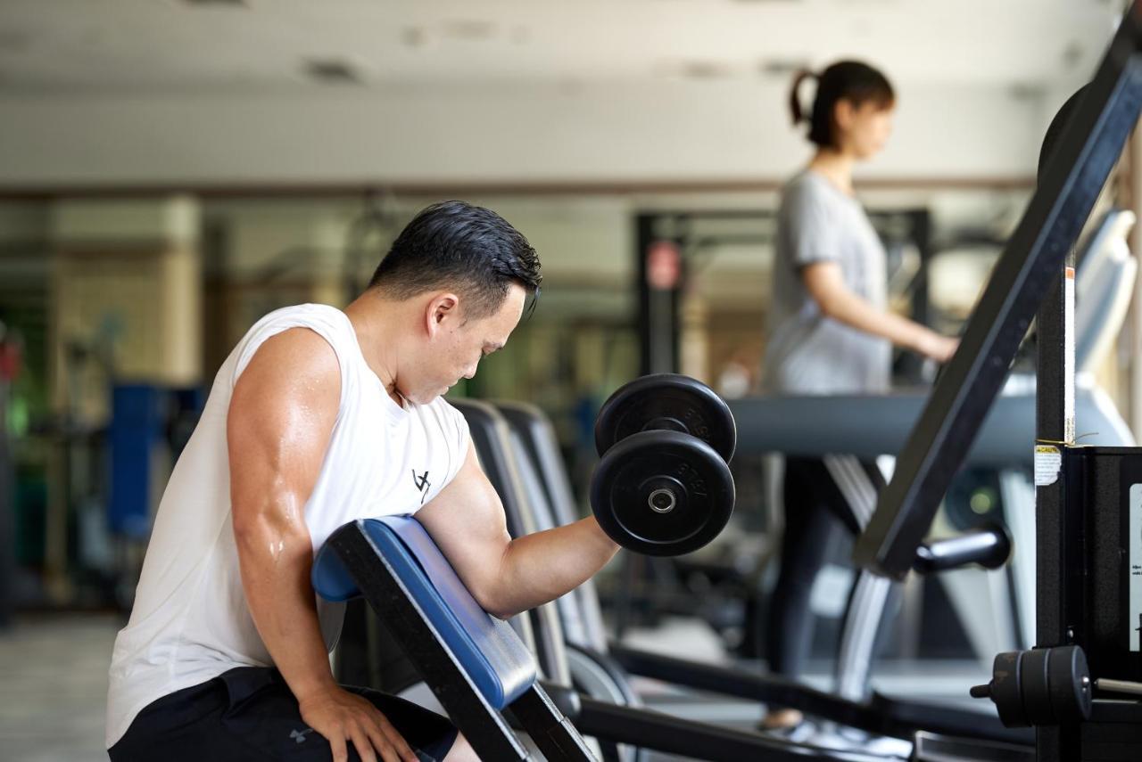 The Howard Plaza Hotel Taipei Exterior foto A man lifting a dumbbell