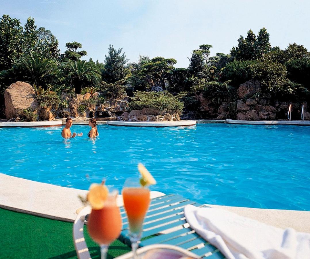 The Howard Plaza Hotel Taipei Exterior foto The swimming pool at the hotel