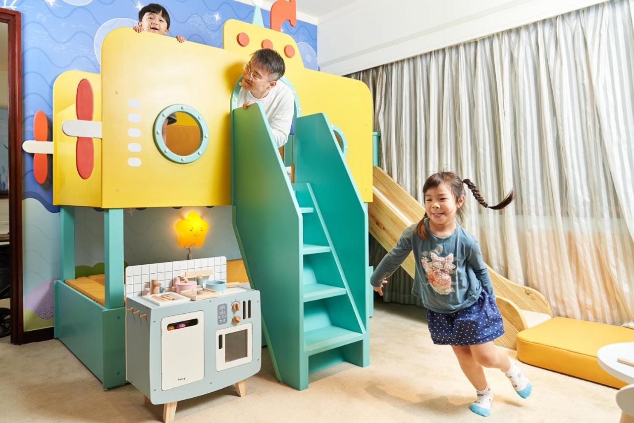 The Howard Plaza Hotel Taipei Exterior foto Children playing at the Children's Museum