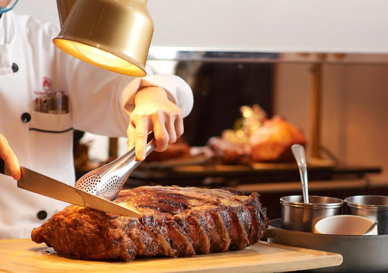 The Howard Plaza Hotel Taipei Exterior foto A chef carving a roast