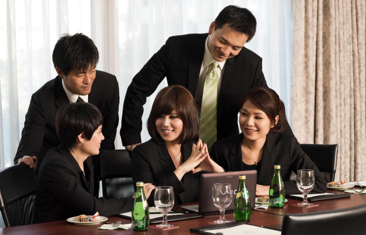 The Howard Plaza Hotel Taipei Exterior foto A team of businesspeople in a meeting
