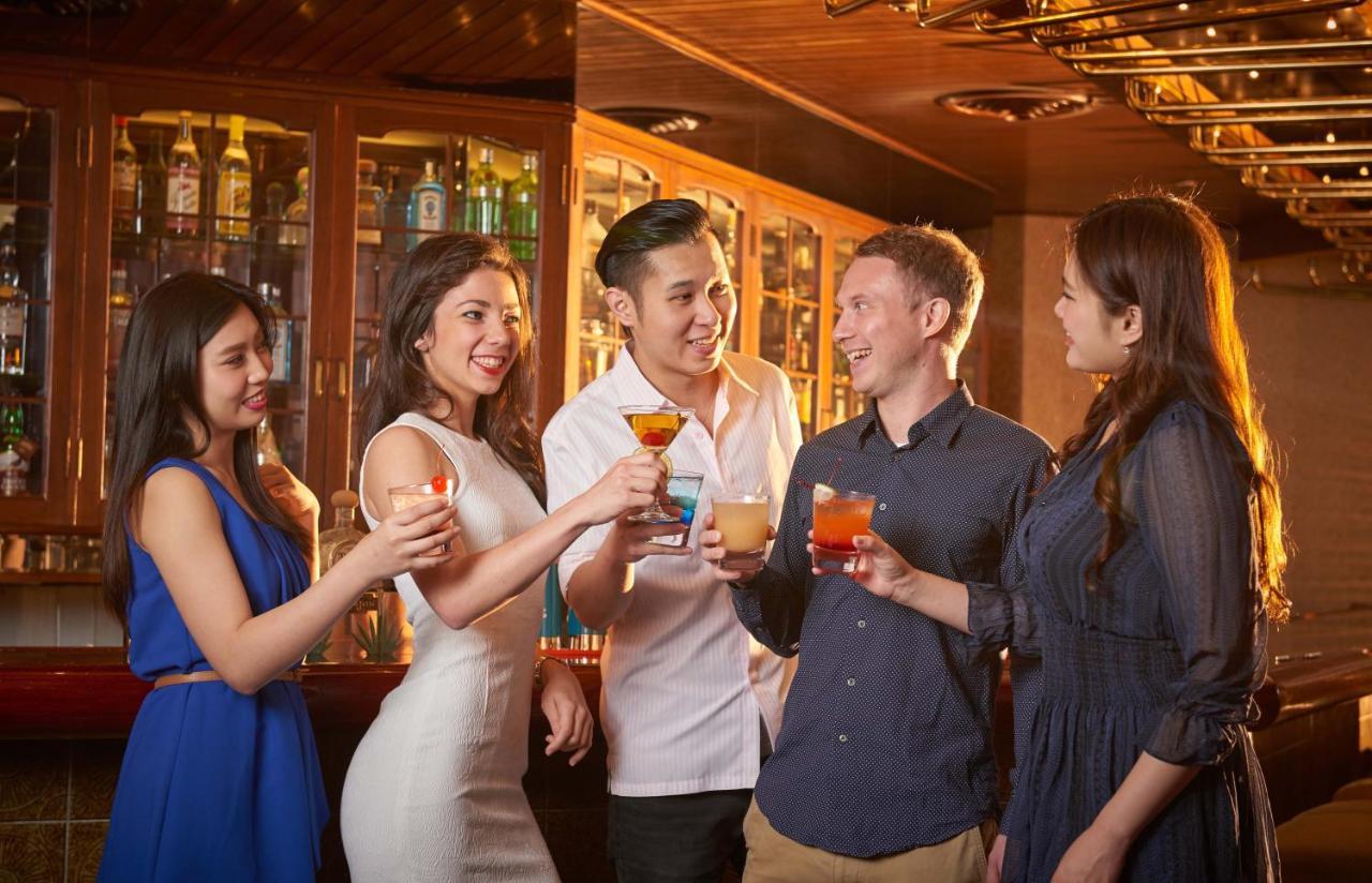 The Howard Plaza Hotel Taipei Exterior foto A group of people socializing
