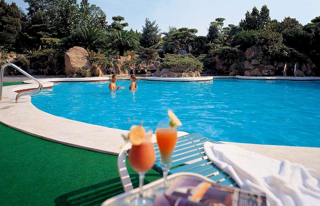 The Howard Plaza Hotel Taipei Exterior foto A swimming pool