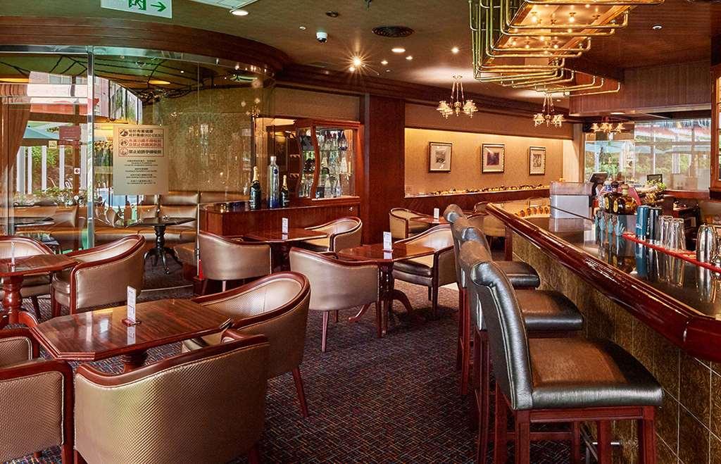 The Howard Plaza Hotel Taipei Restaurante foto The bar on board the Queen Mary 2