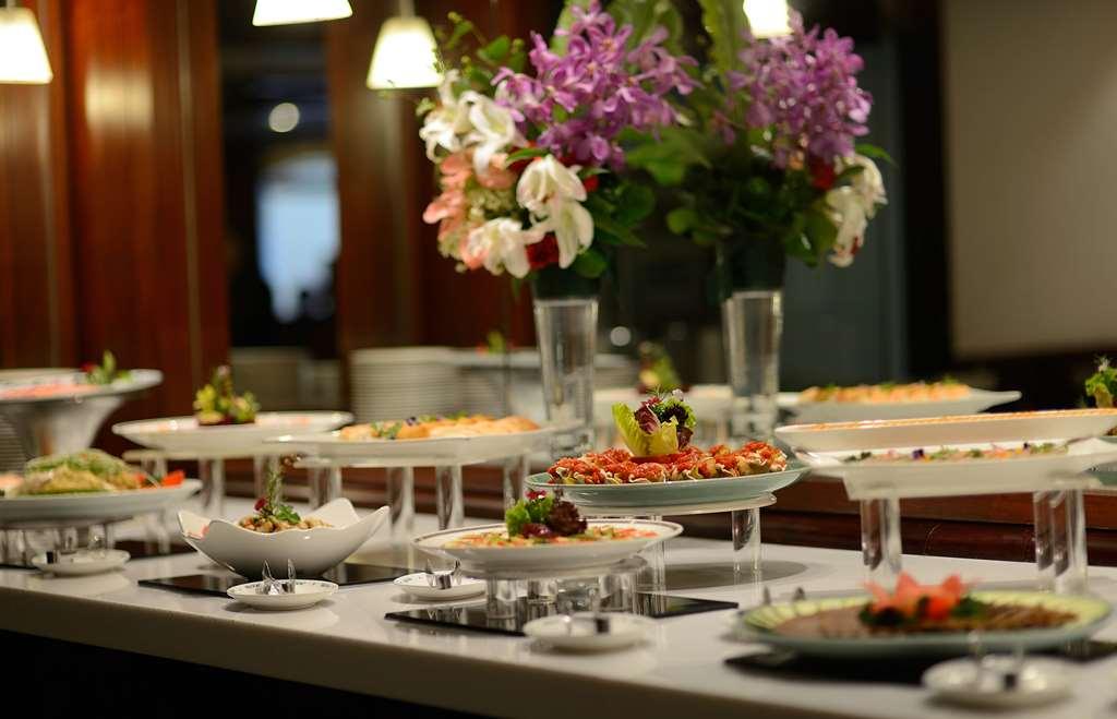 The Howard Plaza Hotel Taipei Restaurante foto A buffet