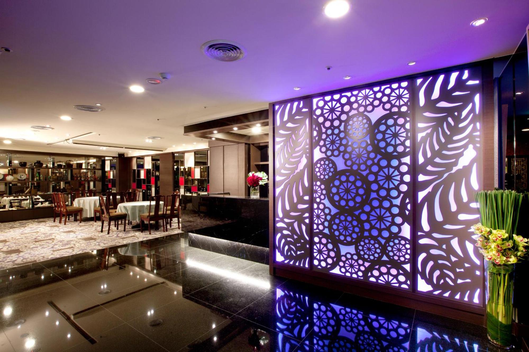 The Howard Plaza Hotel Taipei Exterior foto The lobby of the hotel