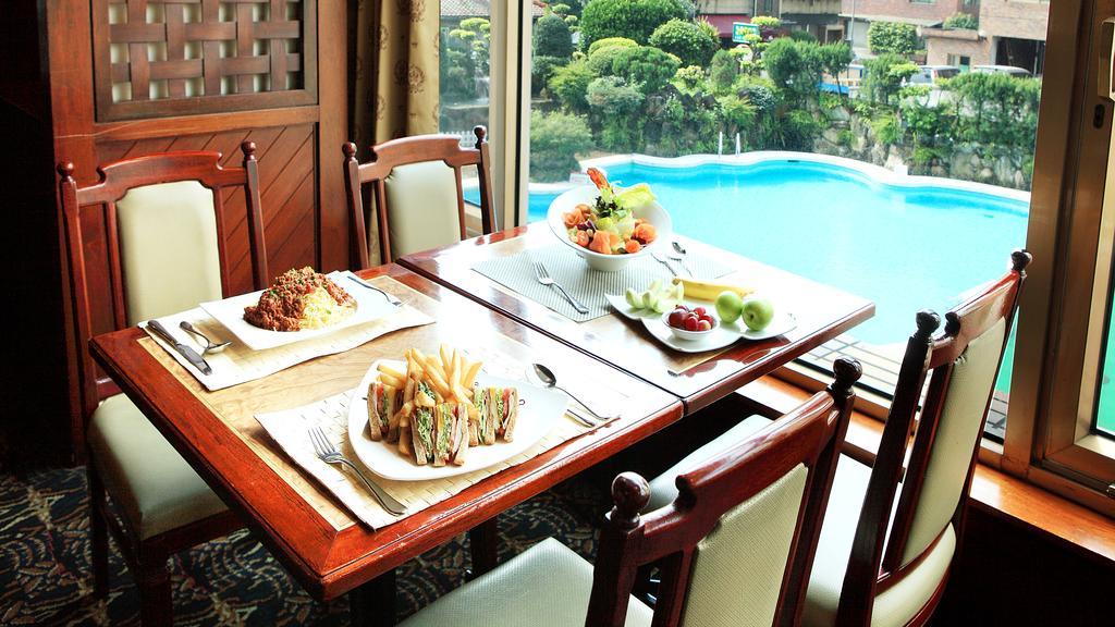 The Howard Plaza Hotel Taipei Exterior foto A dining table with a view of the pool