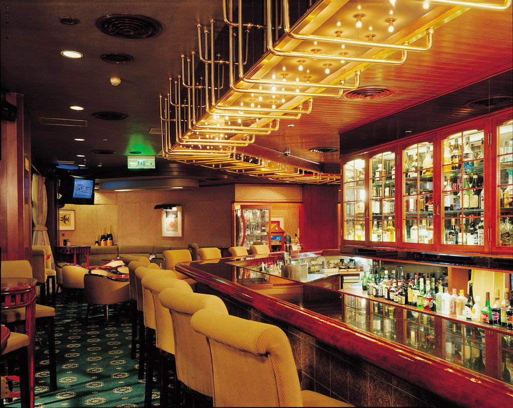 The Howard Plaza Hotel Taipei Restaurante foto The bar on board the Queen Mary 2